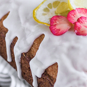 Iced pound cake with lemon garnish